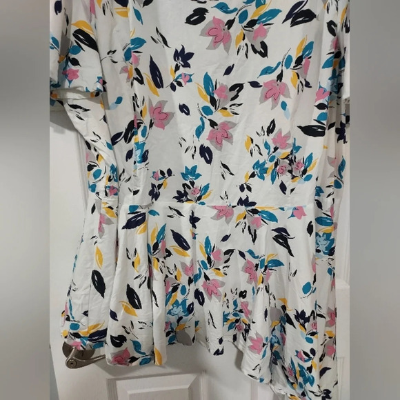 Lane Bryant White Floral Asymmetrical Short Flutter Sleeve Blouse in Size 26 - Picture 5 of 13
